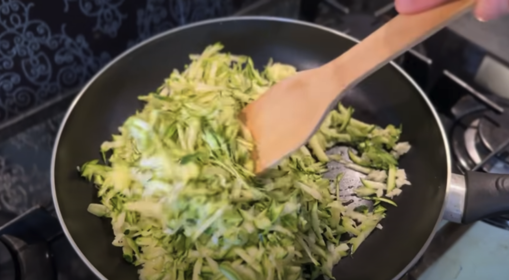 Slaný koláč z listového těsta s cuketou, rajčaty a smetanovým sýrem