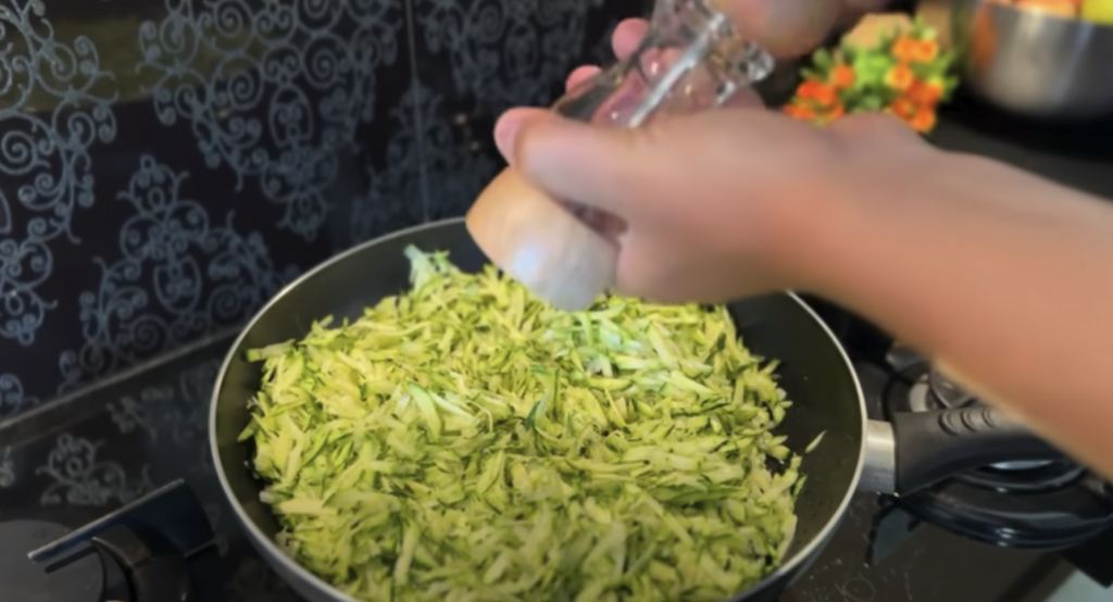 Slaný koláč z listového těsta s cuketou, rajčaty a smetanovým sýrem