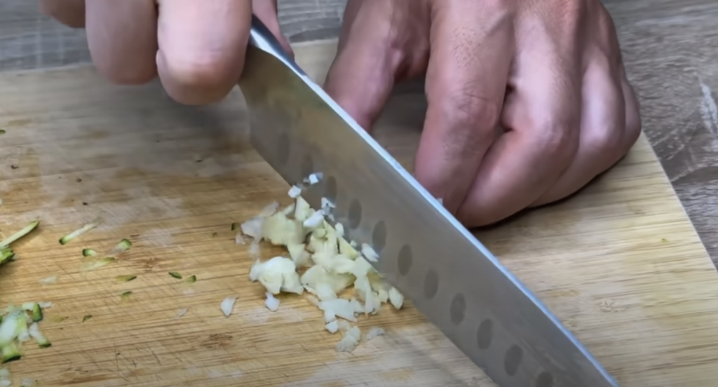 Slaný koláč z listového těsta s cuketou, rajčaty a smetanovým sýrem