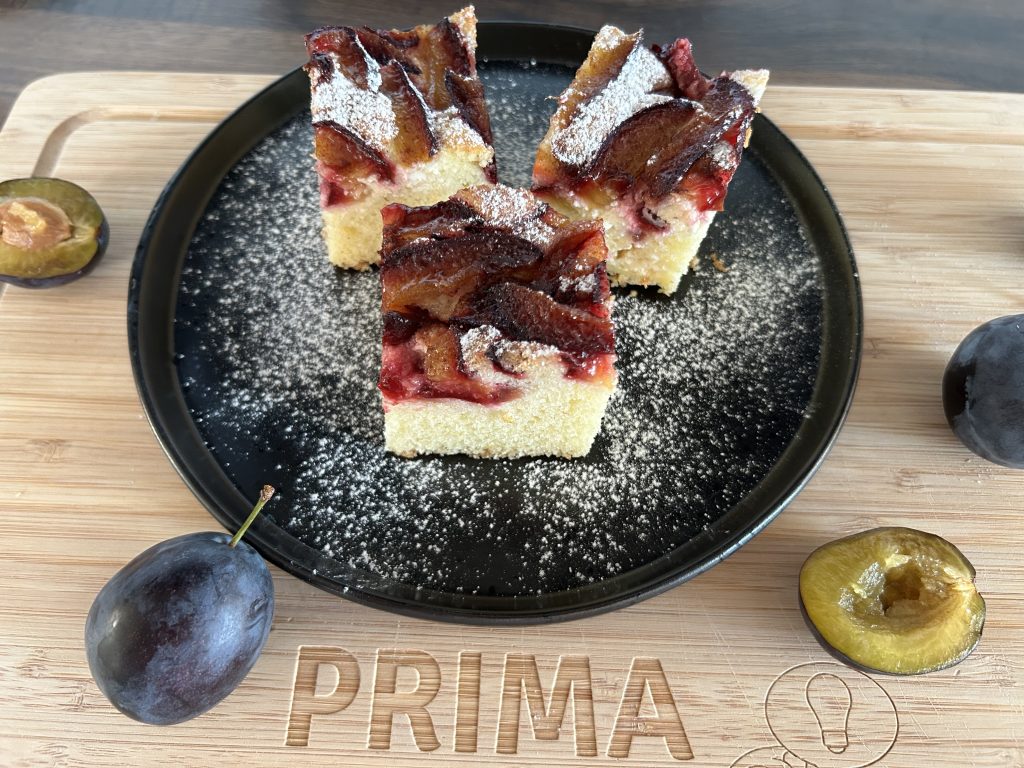 Snadný a rychlý švestkový koláč s tvarohem