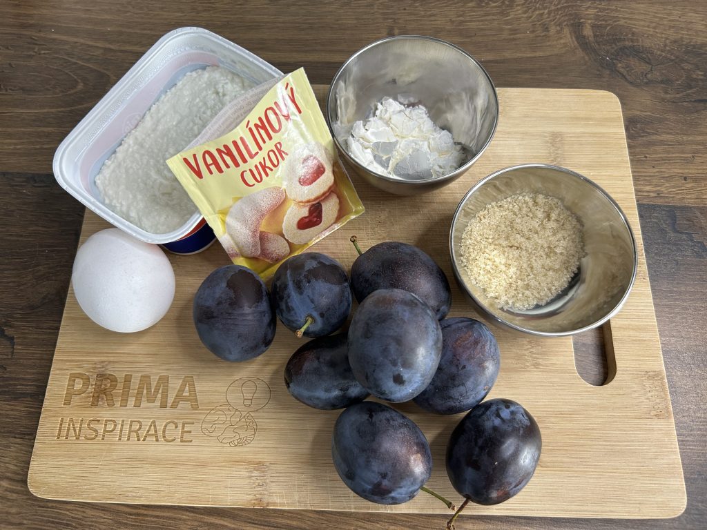 Snadný a rychlý švestkový koláč s tvarohem