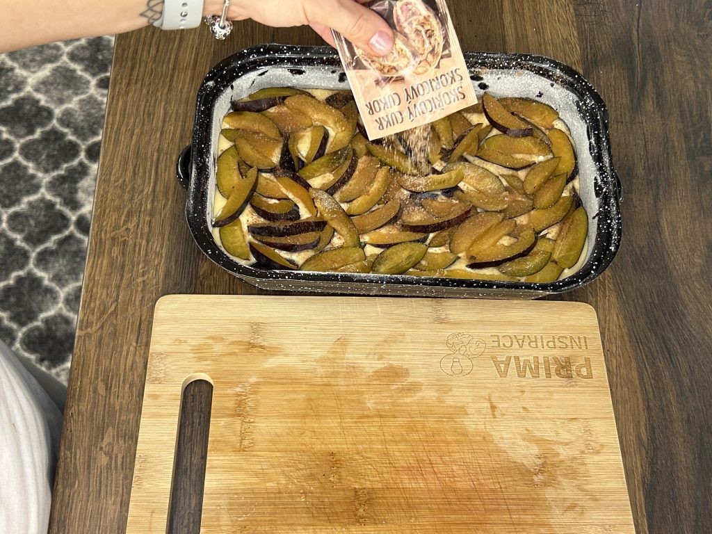 Snadný a rychlý švestkový koláč s tvarohem