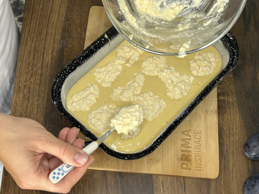 Snadný a rychlý švestkový koláč s tvarohem