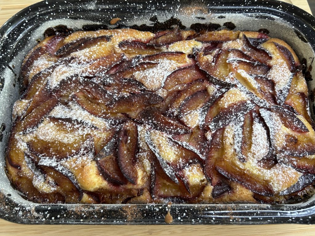 Snadný a rychlý švestkový koláč s tvarohem