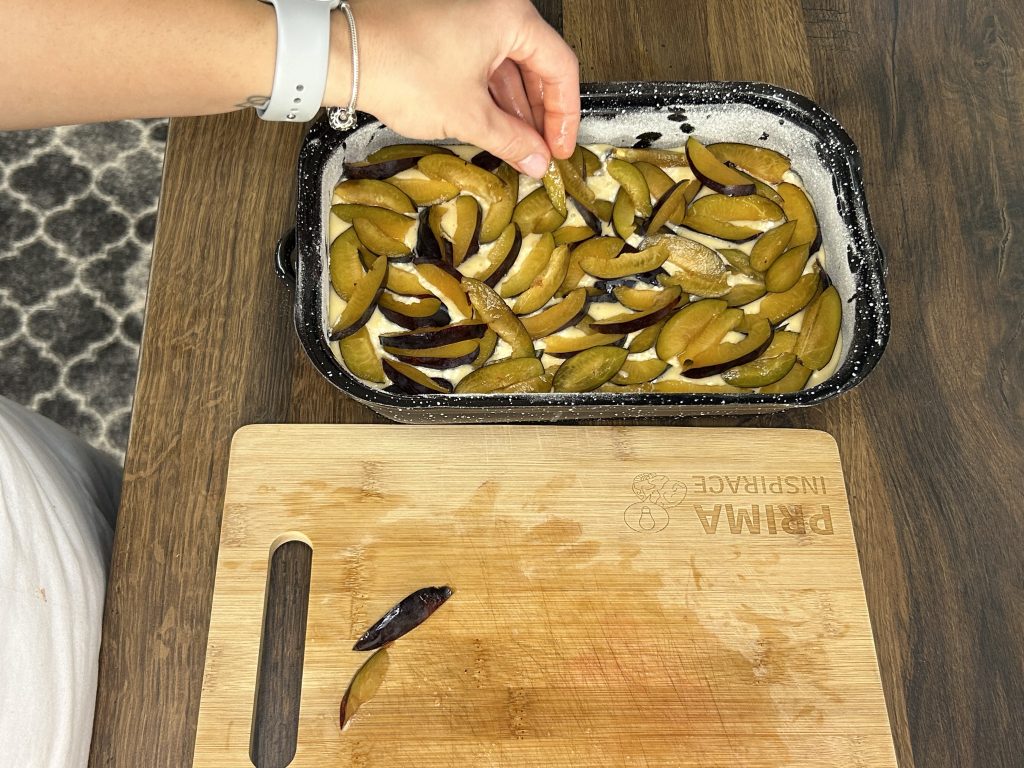 Snadný a rychlý švestkový koláč s tvarohem