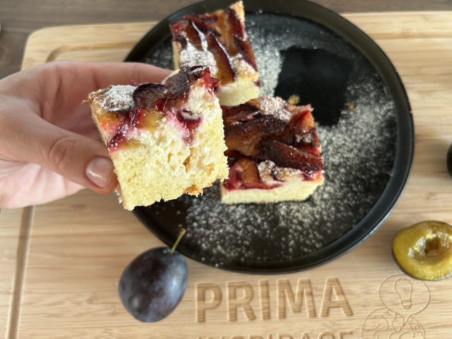 Snadný a rychlý švestkový koláč s tvarohem