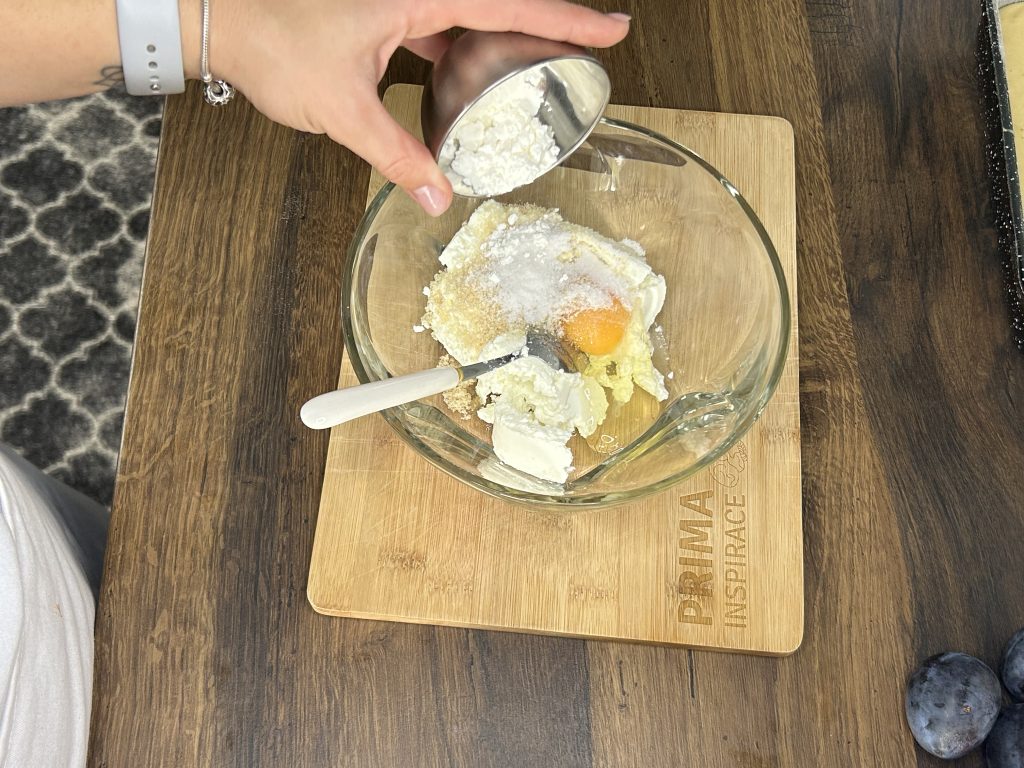 Snadný a rychlý švestkový koláč s tvarohem