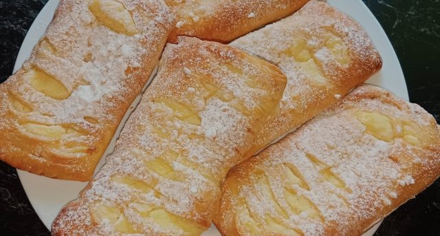 Tvarohové mřížky na talíři.