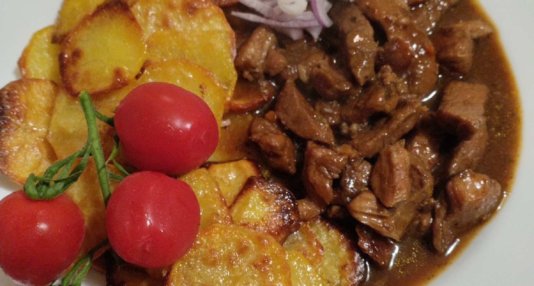 Vepřové nudličky na cibuli a česneku a bramborové dukátky.