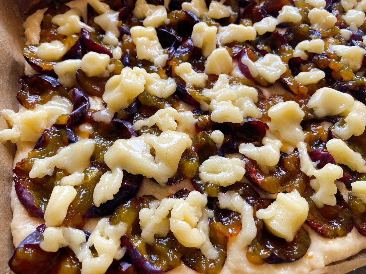 Tradiční švestkový koláč s drobenkou: křehké těsto, šťavnaté švestky a voňavá posýpka