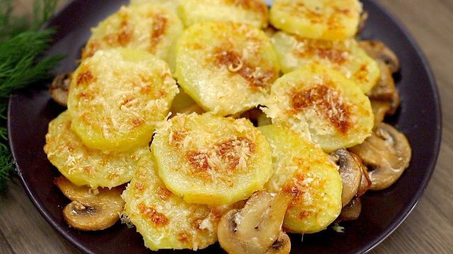 Zapečené brambory se sýrem a houbami: