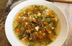 Tradiční husí polévka s játrovými knedlíčky – poctivý recept Tradiční husí polévka s játrovými knedlíčky – poctivý recept