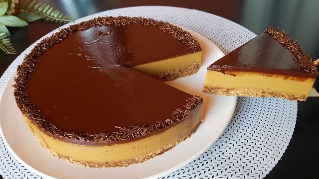 Luxusní čokoládový dort s karamelovo–kávovým krémem a lesklou čokoládovou polevou – jednoduchý recept bez pečení