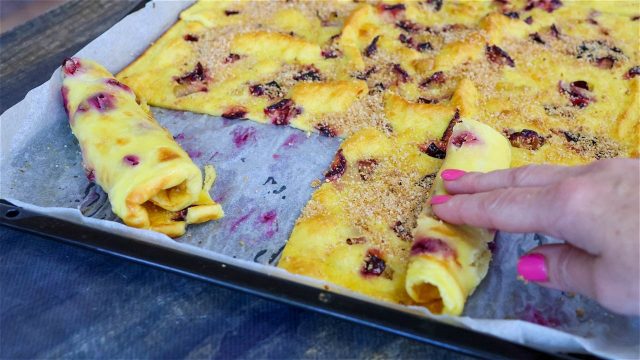 Voňavé švestkové palačinky se sladkou strouhankou pečené v troubě