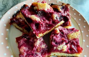 Tradiční švestkový koláč s drobenkou: křehké těsto, šťavnaté švestky a voňavá posýpka Tradiční švestkový koláč s drobenkou: křehké těsto, šťavnaté švestky a voňavá posýpka