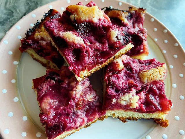 Tradiční švestkový koláč s drobenkou: křehké těsto, šťavnaté švestky a voňavá posýpka Tradiční švestkový koláč s drobenkou: křehké těsto, šťavnaté švestky a voňavá posýpka