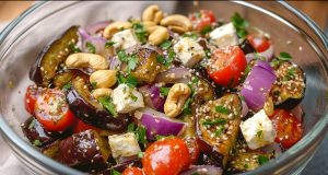 Domácí lilkový salát s čerstvou zeleninou, fetou, kešu oříšky a semínky Domácí lilkový salát s čerstvou zeleninou, fetou, kešu oříšky a semínky