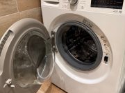 Otevřená pračka připravená na praní prádla.