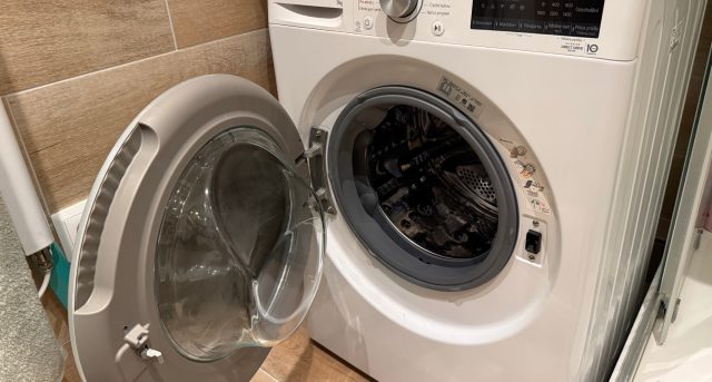 Otevřená pračka připravená na praní prádla.