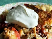 Jablečno-hruškový crumble se švestkami a lískovými ořechy – jednoduchý podzimní dezert