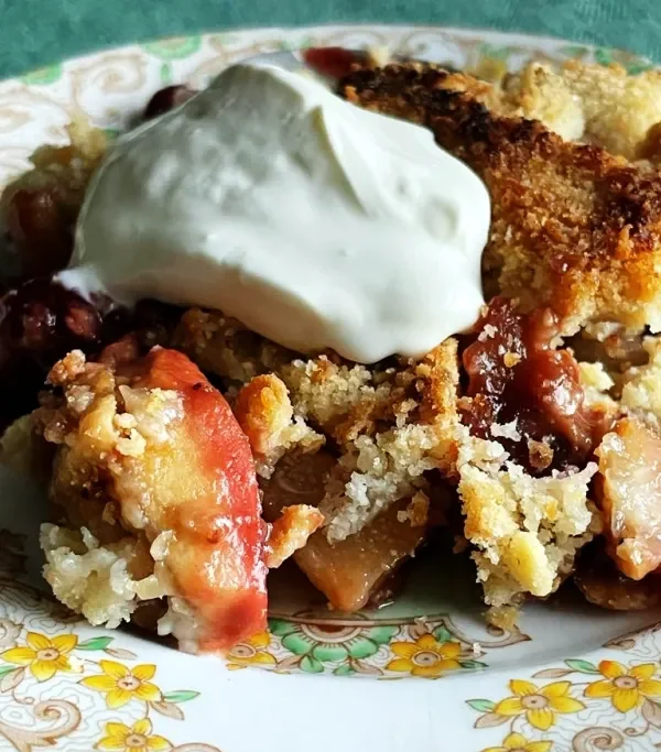 Jablečno-hruškový crumble se švestkami a lískovými ořechy – jednoduchý podzimní dezert