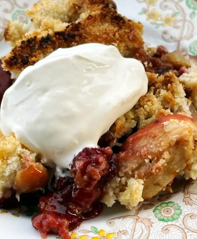 Jablečno-hruškový crumble se švestkami a lískovými ořechy – jednoduchý podzimní dezert