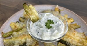 Vezměte si cuketu a vyzkoušejte recept na cuketové hranolky s jogurtovým dipem Vezměte si cuketu a vyzkoušejte recept na cuketové hranolky s jogurtovým dipem