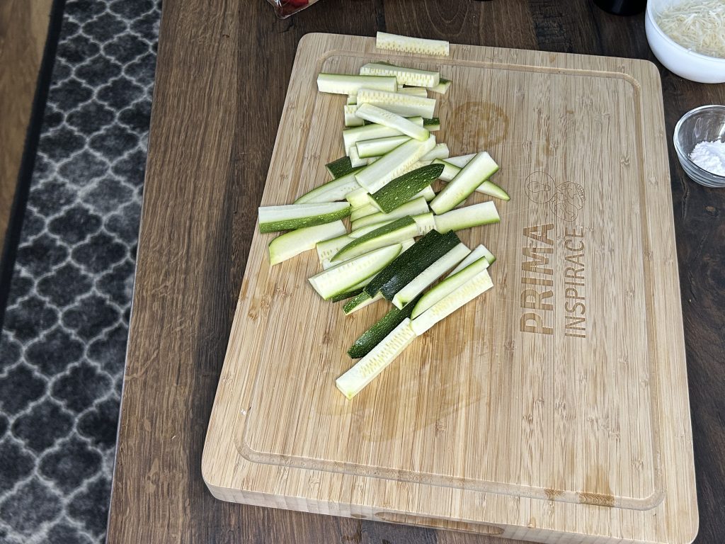 Vezměte si cuketu a vyzkoušejte recept na cuketové hranolky s jogurtovým dipem!