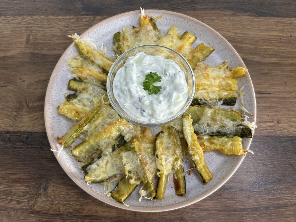 Vezměte si cuketu a vyzkoušejte recept na cuketové hranolky s jogurtovým dipem!