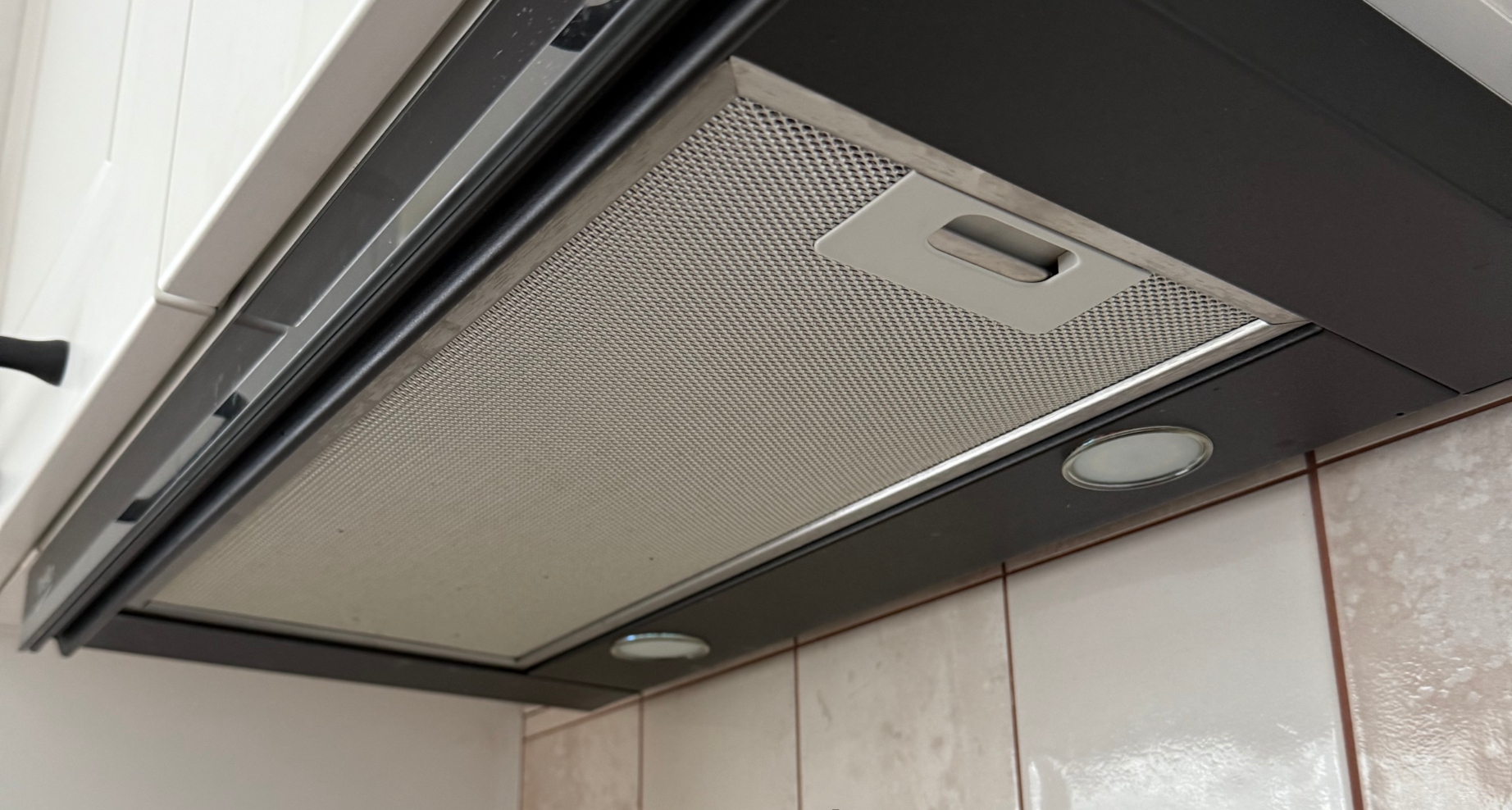 Kuchyňská digestoř s kovovým filtrem.