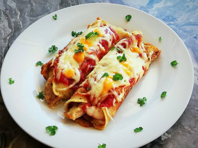 Palačinky na slano s kuřecím masem, zeleninou a sýrem Palačinky na slano s kuřecím masem, zeleninou a sýrem