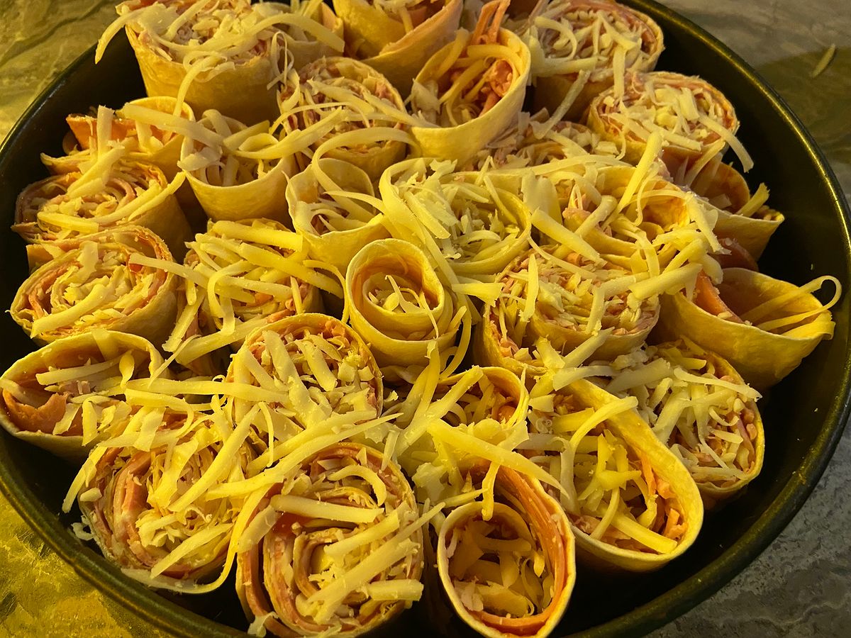 Křupavé tortillové mini rolky se šunkou, salámem a sýrem – snadné pohoštění