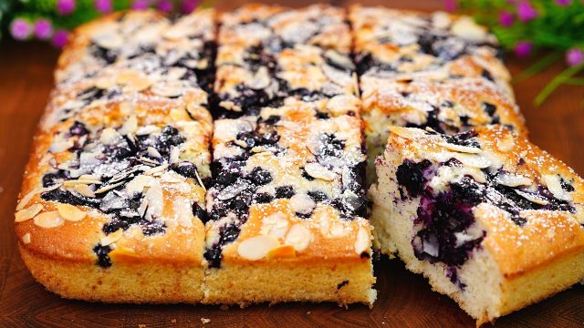 Lehoučký koláč z bobulového ovoce s mandlovými lupínky