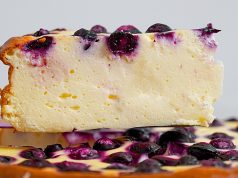 Lehký tvarohový cheesecake s bobulemi a jemnou smetanovou příchutí