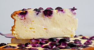 Lehký tvarohový cheesecake s bobulemi – krémový a svěží dezert Lehký tvarohový cheesecake s bobulemi a jemnou smetanovou příchutí