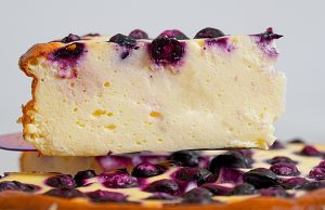 Lehký tvarohový cheesecake s bobulemi a jemnou smetanovou příchutí