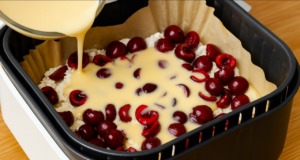 Třešňový koláč s tvarohovou náplní z horkovzdušné fritézy – snadný a vláčný dezert Třešňový koláč s tvarohovou náplní z horkovzdušné fritézy – dokonalý dezert pro letní dny