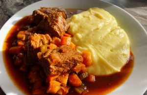 Hovězí maso na černém pivě se zeleninou a bylinkami Hovězí maso na černém pivě se zeleninou a bylinkami