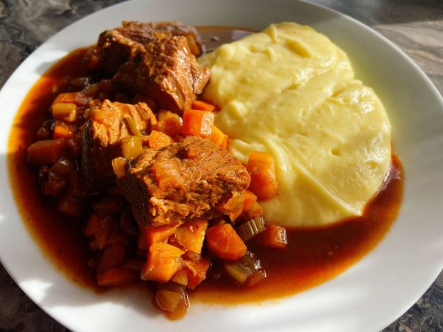 Hovězí maso na černém pivě se zeleninou a bylinkami