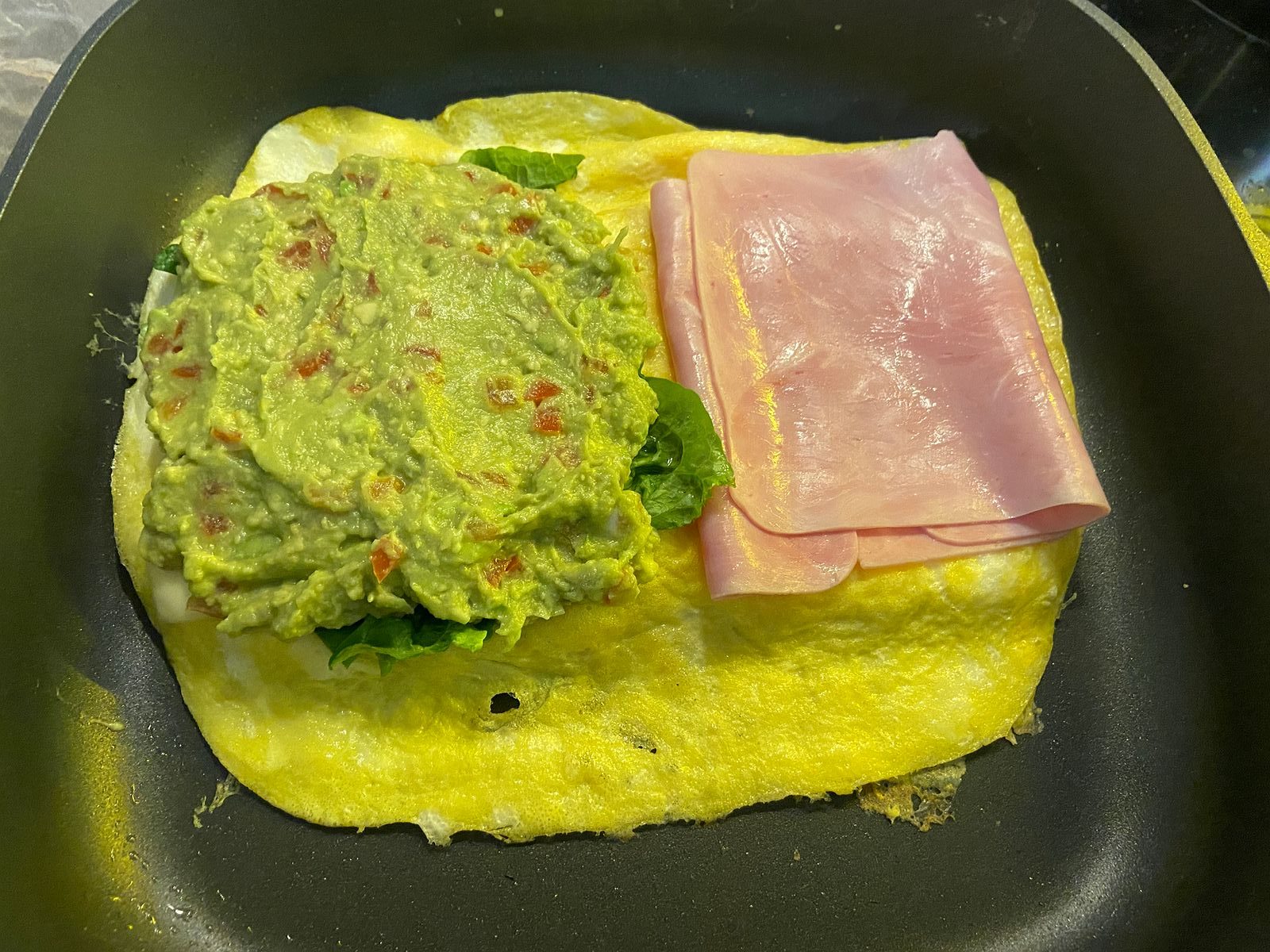 Tousty s vejcem, šunkou, sýrem a guacamole - jednoduchá a sytá snídaně