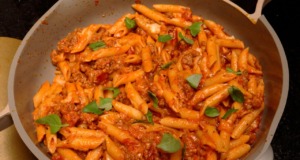 Italské penne s mletým hovězím a smetanovo-rajčatovou omáčkou (rychlé a krémové) Italské penne s mletým hovězím masem a smetanovo-rajčatovou omáčkou – rychlé, krémové a plné chutí
