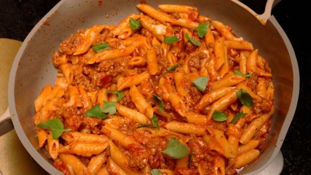 Italské penne s mletým hovězím masem a smetanovo-rajčatovou omáčkou – rychlé, krémové a plné chutí Italské penne s mletým hovězím masem a smetanovo-rajčatovou omáčkou – rychlé, krémové a plné chutí