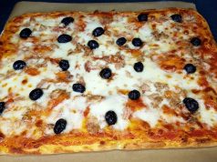 Domácí pizza XXL s tuňákem, mozzarellou a černými olivami