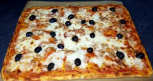 Domácí pizza XXL s tuňákem, mozzarellou a černými olivami Domácí pizza XXL s tuňákem, mozzarellou a černými olivami