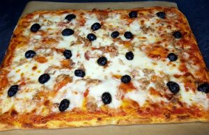 Domácí pizza XXL s tuňákem, mozzarellou a černými olivami