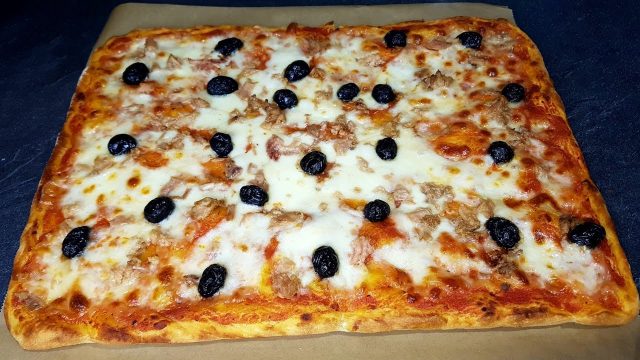 Domácí pizza XXL s tuňákem, mozzarellou a černými olivami