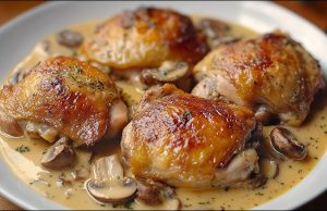 Kuřecí stehna v krémové žampionové omáčce s parmazánem + restované brambory Kuřecí stehna v krémové žampionové omáčce s parmazánem + restované brambory