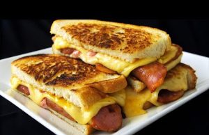 Snídaňový sendvič ala omeleta s klobáskou a sýrem