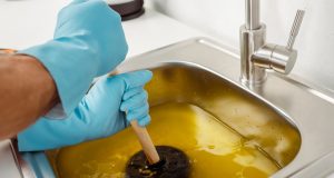 Smrad z odpadu zmizí za 10 minut: jednoduchý trik, který zvládne každý Ucpaný dřez.