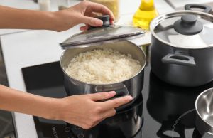 Proč babička dávala k rýži kus chleba: lidový trik, na který nedám dopustit